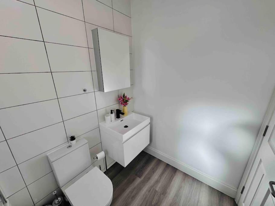Cosy 1-Bed Flat 30Min To Central London & Parking Exterior foto