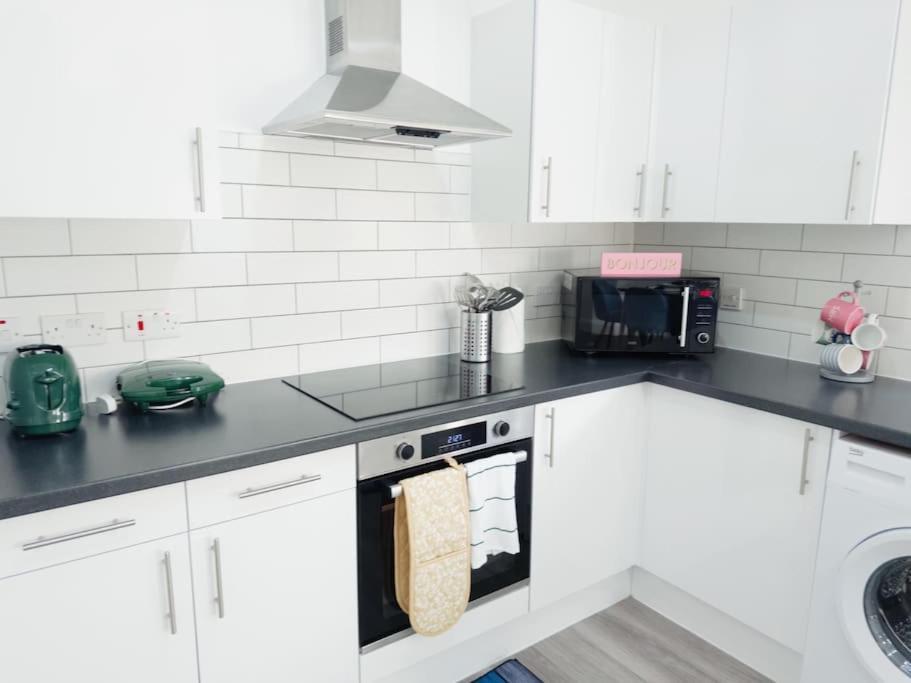 Cosy 1-Bed Flat 30Min To Central London & Parking Exterior foto