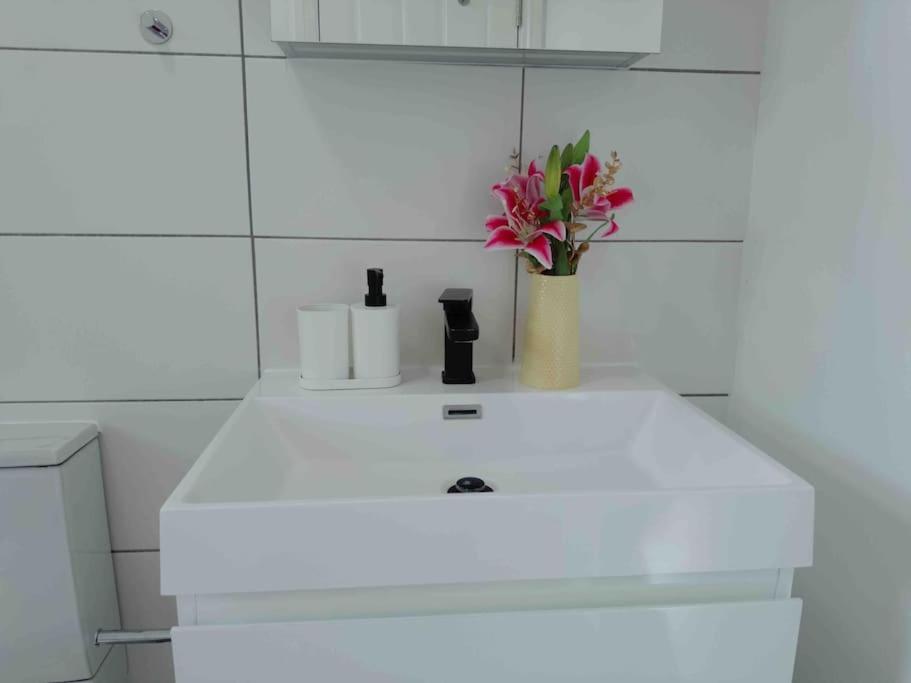 Cosy 1-Bed Flat 30Min To Central London & Parking Exterior foto