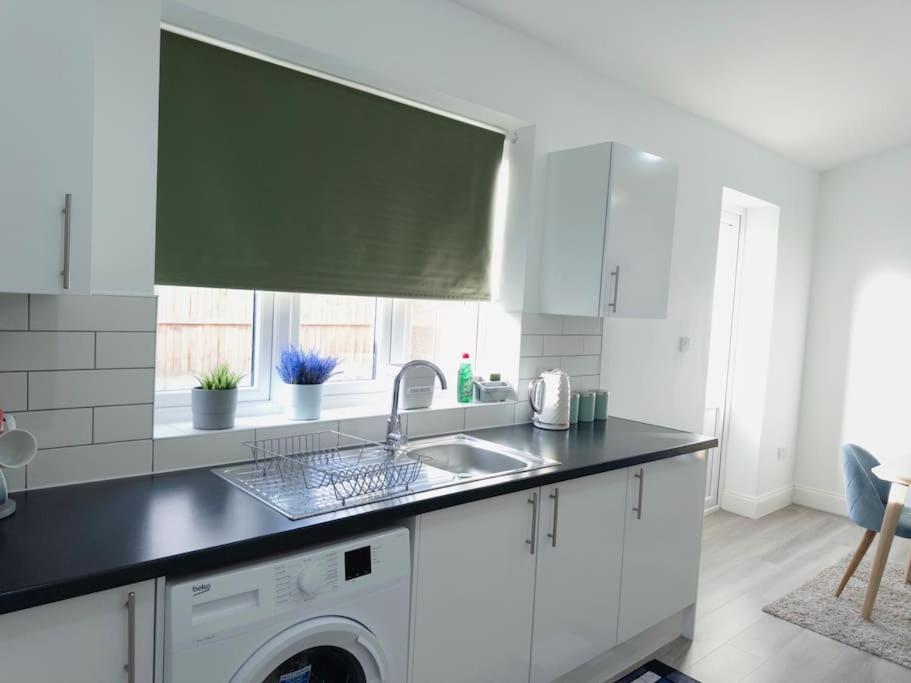 Cosy 1-Bed Flat 30Min To Central London & Parking Exterior foto