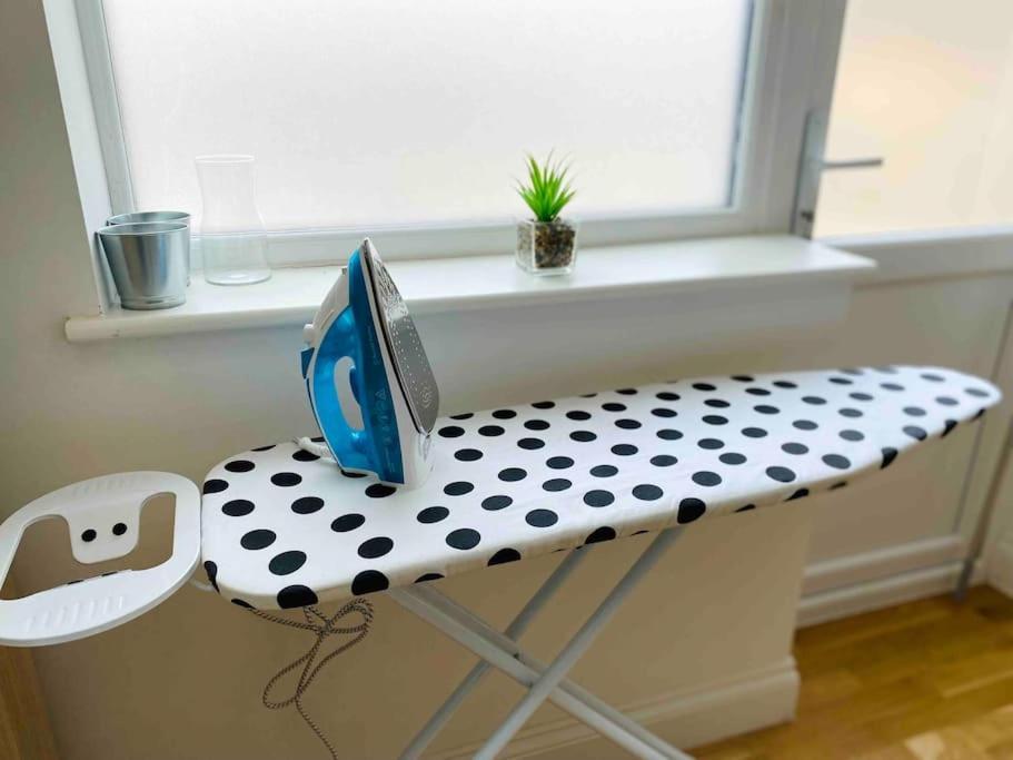 Cosy 1-Bed Flat 30Min To Central London & Parking Exterior foto