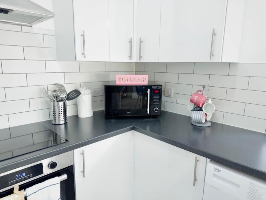 Cosy 1-Bed Flat 30Min To Central London & Parking Exterior foto